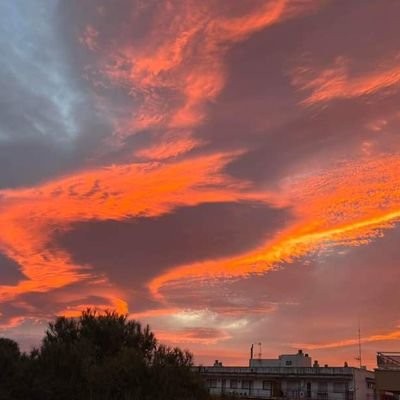 Amando las cosas sencillas y los pequeños momentos de la vida, en familia y amigos.
The less you explain, the better things will come out for you.