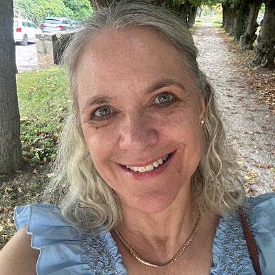 Full of life !! Positive and dentist assistent ..
Empathic and traveller..