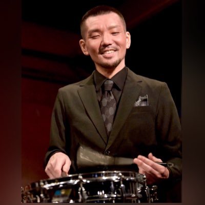 Jazzブラシ奏者・ドラマー・音楽系インスタグラマー(フォロワー 11万人,動画総再生数4000万回超)・YouTuber・デザイナー | XではJazzドラミング、特に「ブラシ」の演奏動画などドラムに関する話題を中心に投稿しています! レッスン生募集中! 詳細はDMまでお問合せください