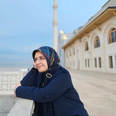 Erzurum İmam Hatip Lisesin de okudu.Atatürk Üniversitesinde Sosyoloji Bölümünde okudu.Anadolu Üniversitesi Adalet Bölümünde okudu.