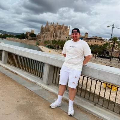 roncz_g's profile picture. 💼 Web designer & developer 🤝 @framer partner 👨‍💻 Engineering Informatics student