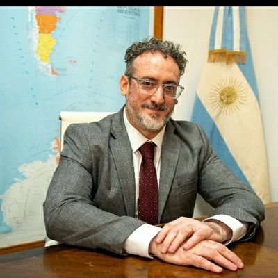 Licenciado en ciencia política. Especialista en ciencia, tecnología e innovación. Secretario de investigación política industrial y producción para la defensa.