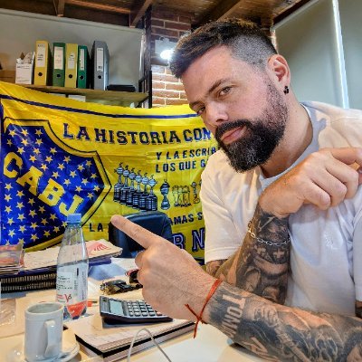Yo soy del abuelo, peronista y bostero!!! 👨🦳, ✌️,💙💛💙 !!!
Metalero, Cristiano y Peronista, de D10S y Malvinero.
TRAIGO LOS PUÑOS CARGADOS DE VERDADES.