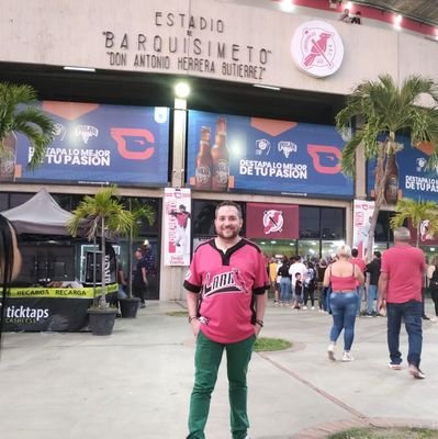 Nacido en Barquisimeto - Venezuela ..orgullosamente venezolano. Licenciado en Economía Social.