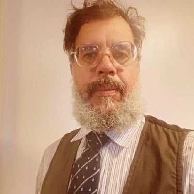 Um homem de ideias, iniciativas e realizações. Desenhando um ecossistema de negócios globais. Founder solo bootstrap, Indie Maker & flâneur.