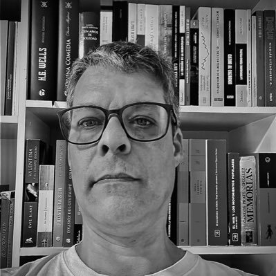 gonzalodelpiano's profile picture. excomulgado. tengo el corazón negro… con azul