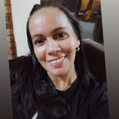 -Empresaria
-Supermodelo
-Multimillonaria...
...es Nadia Ferreira...
...yo soy Clari
-6 semestres de finanzas en la San Marino