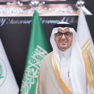 استاذ مساعد في كلية الطب في جامعة الملك سعود، تخصص امراض العقم وتأخر الانجاب وجراحة المناظير النسائية، عيادة مسائية في مركز بنون الطبي