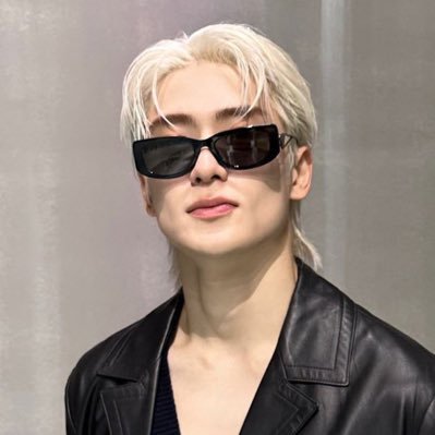 combined with his sturdy jawline and sharp eyes creates a man who exudes a million charms when on stage. starts with the letter š means Jung Jaehyun. (1997)