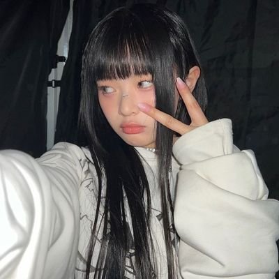 sourloona's profile picture. Girl Groups + ZB1 + Books + 🩺