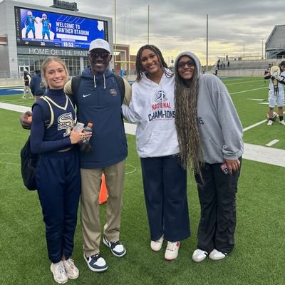 God 1st.,Server, Father,@SBS_Athletics @circleluvinfluence https://t.co/lw0NbqML8m DC @Vypemedia.com Podcast: Discussions With Deuce OU ALUMNI https://www.dropb