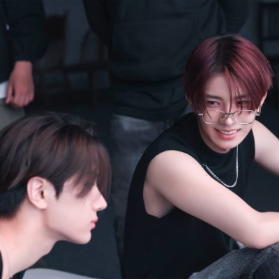어두운 밤 가려진 달 when the lights out (when the lights out)
No one knows we got the best seats in this ghost town