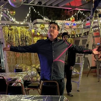 LeeKlawans's profile picture. Communications specialist, instigator, photographer, writer, painter, magician, reseller, handyman, dad.
'What you seek is seeking you.'  Rumi
 #Resist blue 🌊