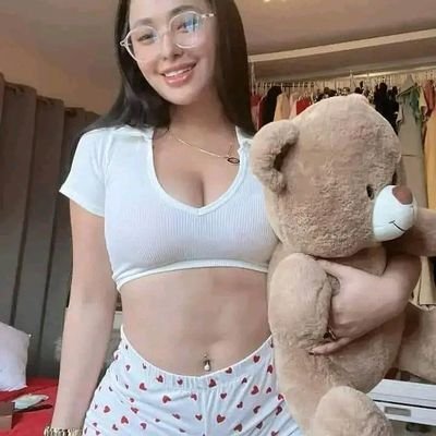 A professional licensed massage therapist Dm for b