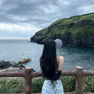 Exploring new cultures 🌏
Food lover 🍕🍣
Nature lover 🌿⛺
Love life ❤️