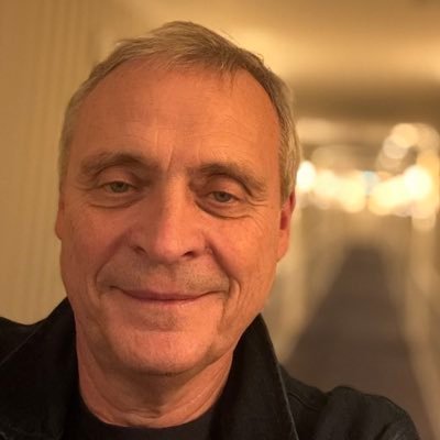 Garvet journalist, pressechef, redaktør og rådgiver