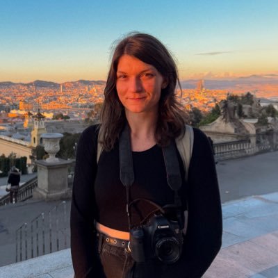 Fotógrafa, comunicóloga, workaholic reclamona, analogista e piadista. Eu falo demais.