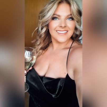 laura_davies12's profile picture. smile while you still have teeth