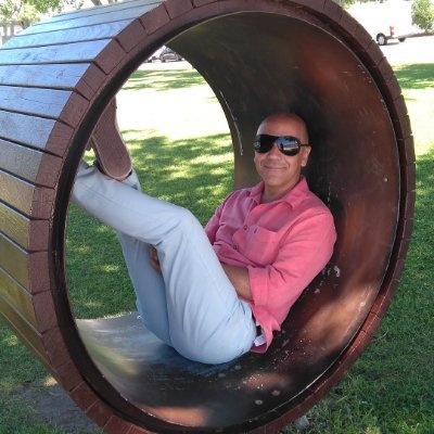 Milionário, lindo, maravilhoso, louro de olhos azuis, assim é o Brad Pitt, eu sou o Luis Rato. 😅