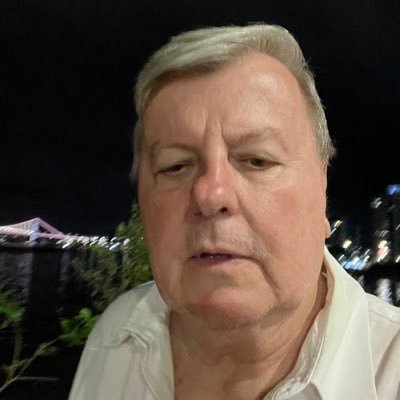 Não me siga, talvez eu não seja um líder. Não ande a minha frente, talvez eu não te siga. Simplesmente ande ao meu lado e seja meu amigo(Camus).