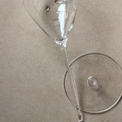 szwdssy's profile picture. 🍷🍷 人生においてファーストキスほど美しいものはありませんが、🍷🍷 人生で最初のワイン一杯はファーストキスと同じくらい素晴らしいものです。🍷🍷