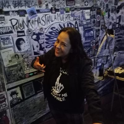 Abogada por la UNAM Coord. en Correos de México Melómana Asidua lectora Seguidora del buen cine Superviviente de cáncer FanMetal Obradorista 😎🤟🏻🖤