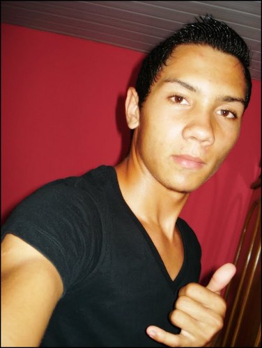 Procuro sorrir sempre para não dar os que me odeiam o prazer de me ver triste... e para dar os que me amam a certeza de que sou feliz .  valeeu ! (y)