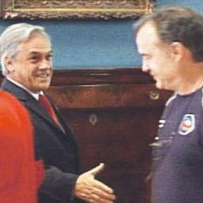Ingeniero, profesor, volante y cantante.
Cinéfilo, ser político y social.
Romántico viajero.