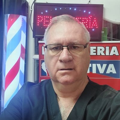 Trató de ser muy racional me gustan mucho los deportes ,amo a Dios a mi familia y a mi Patria.