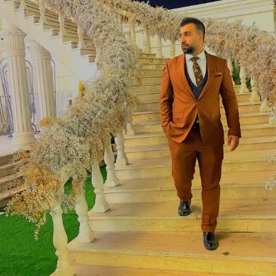 نوازنده گیتار | دانشآموخته ایمنی و فعال در این حوزه | شیفته ترانهنویسی و کلمات