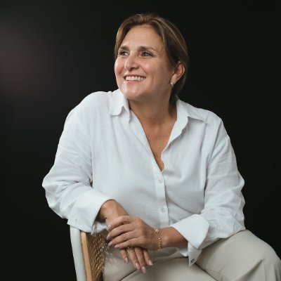 🇵🇪
Abogada, política y notaria peruana.
Exministra de Justicia y Derechos Humanos y excongresista.
