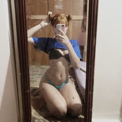 Sou uma ninfeta, tenho 18 anos, 1,58 de altura… pezinho 36 Muito solo, anal, fetiches! E muito mais Venha se deliciar comigo!