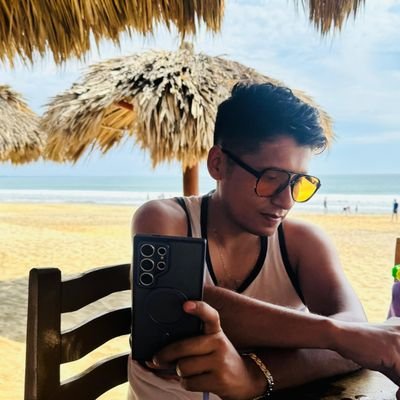 DrJulioCsar1000's profile picture. De chalán a Odontólogo bifuncional (public y priva). Fan de Pokémon, porque evoluciono siempre en una mejor versión. Stocks 4 Life 💹📈