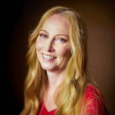 Olen VTM ja kokoomuksen kansanedustaja Helsingistä ja nuorenmiehen äiti