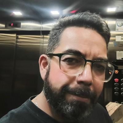 siempre por el lado zurdo de la vida, a veces me mando buenas tallas y wenos tuits, perdi mi otra cuenta de puro gil