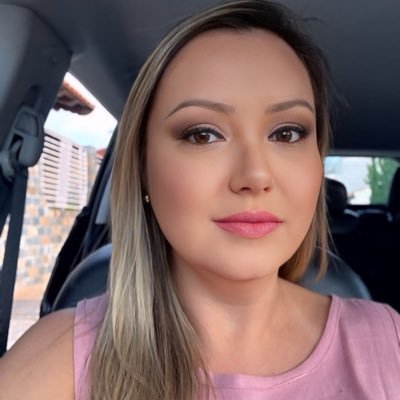 AnaLina_'s profile picture. Não me ajeito com os padres, os críticos e os canudinhos de refresco: não há nada que substitua o sabor da comunicação direta. rs