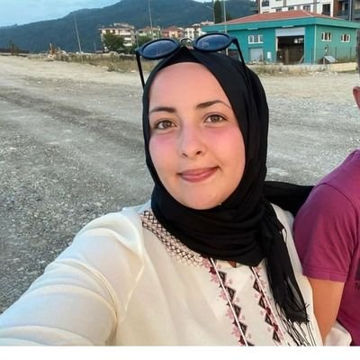 aleyna2712's profile picture. Hem kötü, hem iyi insan yoktur. Ya iyi insansındır ya da kötü. İyiliğin olduğu yerde kötülük, kötülüğün olduğu yerde iyilik yaşayamaz. 
Şiir sever ❣️