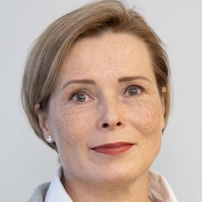 Uusmaalaistunut maantieteilijä ja DI. Juuret Pohjois-Suomessa. Koko Suomen kestävän kasvun puolestapuhuja. Parhaillaan kesätöissä Helsinki EU Officen johtajana