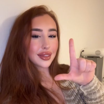 goddessbel52621's profile picture. welcome to the world of red ; where  spoiling becomes cripplingly addictive •uk•