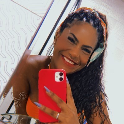 Milionária, linda, estilosa, simpática, preta dos olhos claros, assim é a Rihanna. Eu sou a Vivi❤️