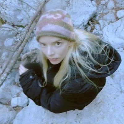 dumbkurdt's profile picture. 🧘🏼‍♀️🌷🧜🏼‍♀️🪬 creature of love ♡
