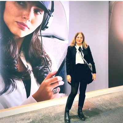 👩💼 Profesional en marketing.
👩👧👧 Mamá de dos princesas.
🦎 Enamorada de Ibiza.
