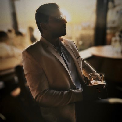 Empresário, graduado em Administração e Gestão Comercial, vascaíno.