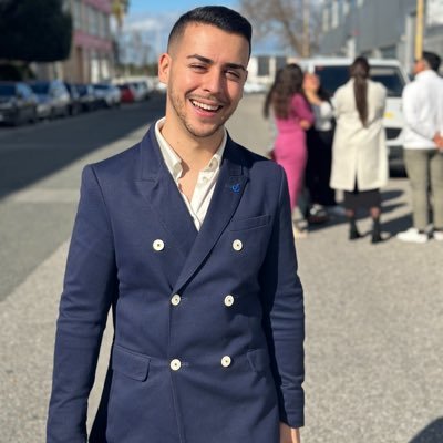 Administrativo de profesión , Cofrade Rancio y Amigo de mis amigos 💃🏻🥰