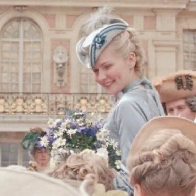 nncre_pe's profile picture. 🪞🐩『 幸福はただ私の部屋の中だけに 』