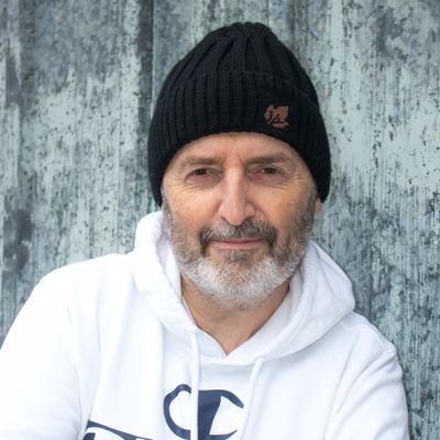 réalisateur, producteur, distributeur de longs métrages, comédien, scénariste, professeur de cinéma