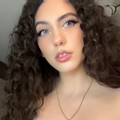 Certified hater girl, dreamer. Big forehead, bigger heart. 🧚♀️💕