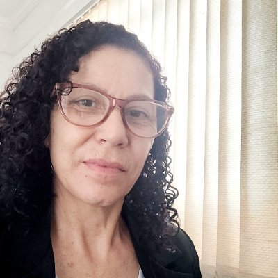Empreendedora, conservadora, amo meu Deus minha família e minha pátria. Amar a vida. Simples assim..