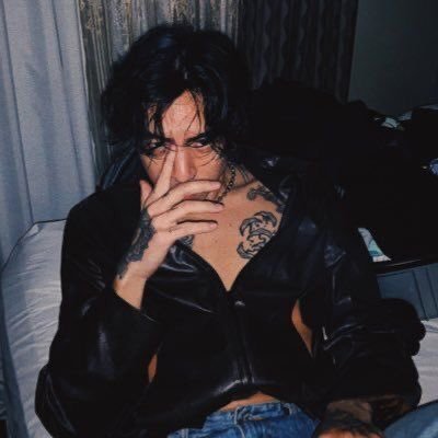 𖤐.ᐟ 199Ø。 Parody of Christian Yu / DPR +IAN⤿ Singer, dancer, songwriter, producer, chief editor & director。 My little angel @aahongjoong ‹𝟹