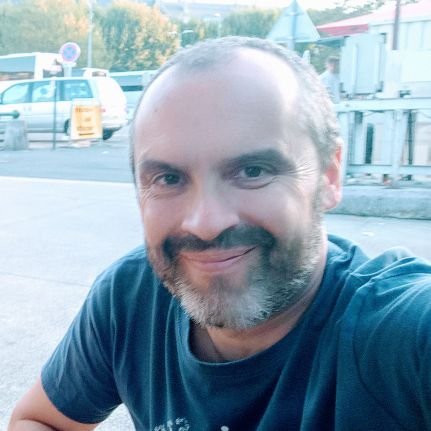 Cántabro inquieto y perruno. Juegos de mesa, ciclismo, cerveza, chocolate, queso, pan.